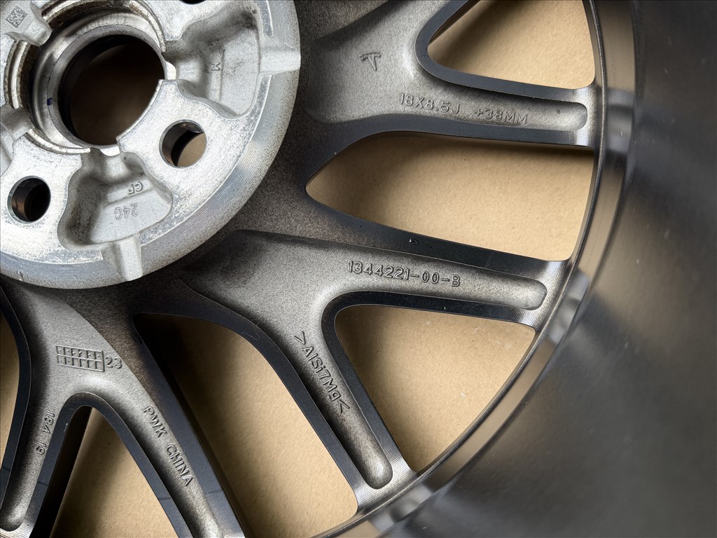 Tesla Model 3 photon Gyári újszerű alufelni 1344221-00-B 18X8.5J ET38 80.000 Ft ért. 7. kép