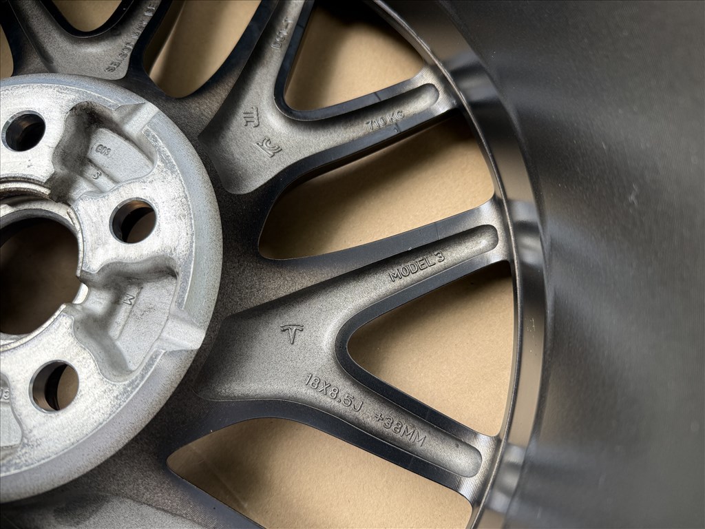 Tesla Model 3 photon Gyári újszerű alufelni 1344221-00-B 18X8.5J ET38 80.000 Ft ért. 8. kép