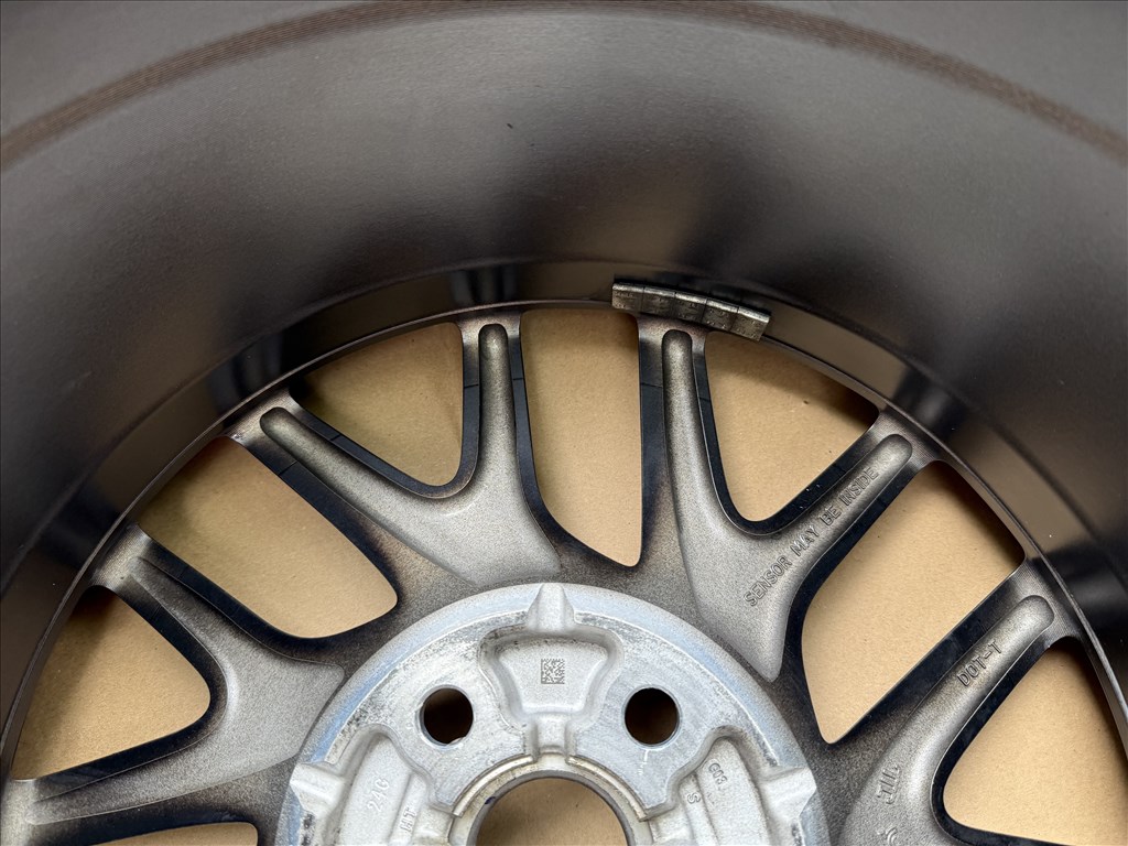 Tesla Model 3 photon Gyári újszerű alufelni 1344221-00-B 18X8.5J ET38 80.000 Ft ért. 10. kép