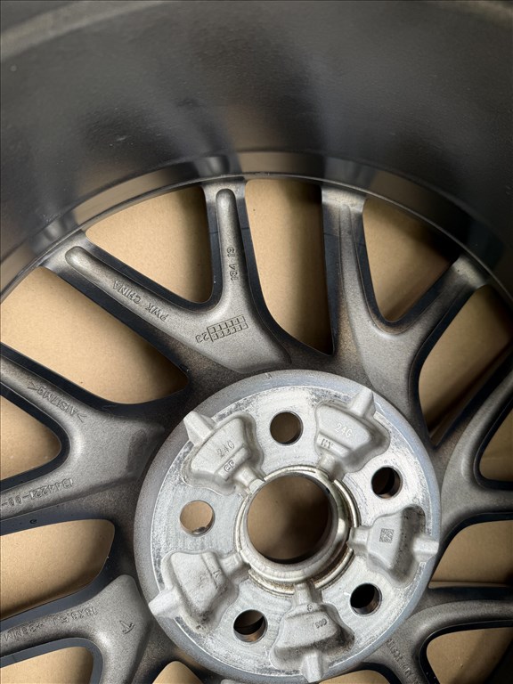 Tesla Model 3 photon Gyári újszerű alufelni 1344221-00-B 18X8.5J ET38 80.000 Ft ért. 11. kép