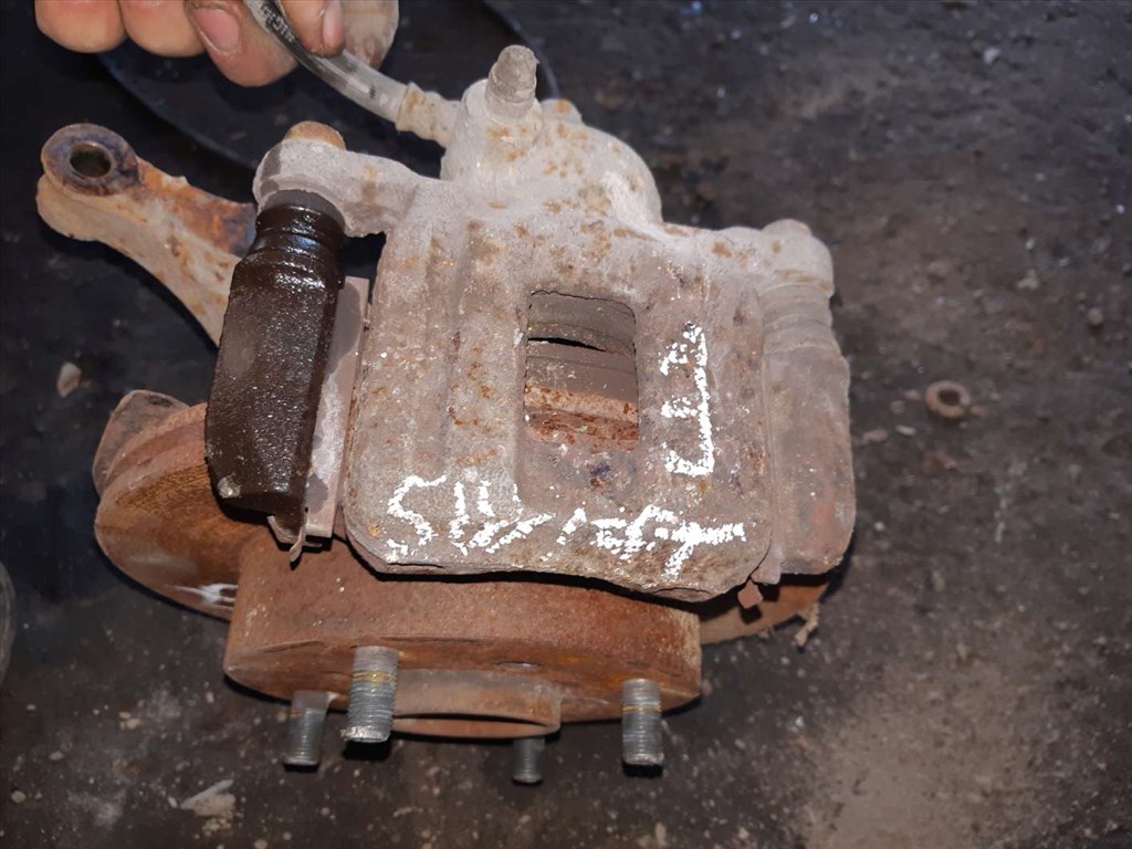 Suzuki Swift II 92-03 Jobb Elsõ Csonkállvány Kerékaggyal  Féknyereg 3. kép