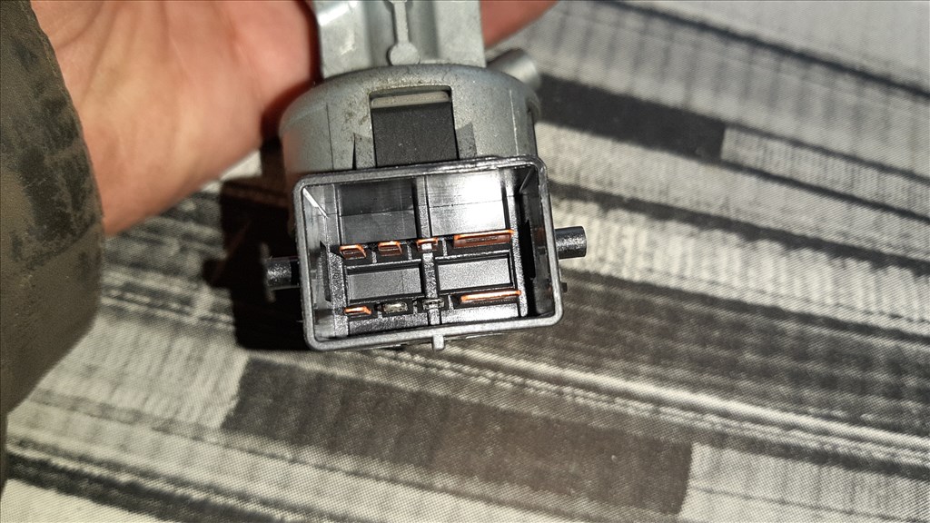 Mazda 3 BK 1.6Dízel gyújtáskapcsoló  3m513f880 4. kép