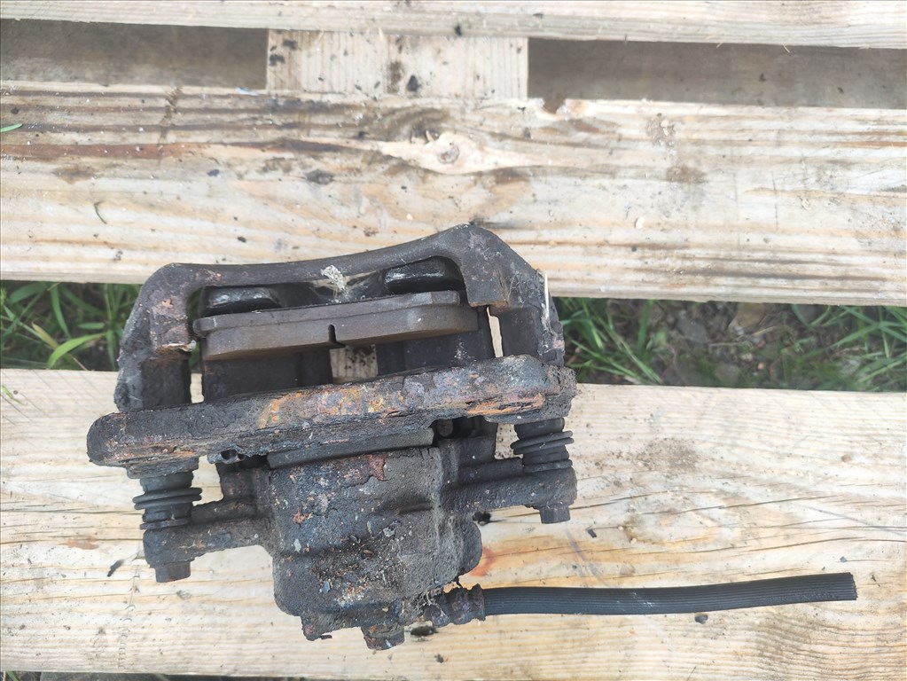 Mitsubishi Colt V 1.1 bal első féknyereg  323251545 3. kép