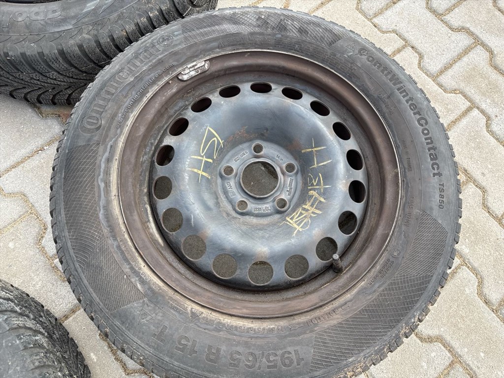  5x105 lyukosztású 15" használt gyári felni lemezfelni, rajta 195/65 használt Continental téli gumi  2. kép