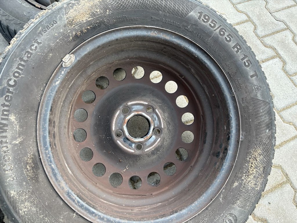  5x105 lyukosztású 15" használt gyári felni lemezfelni, rajta 195/65 használt Continental téli gumi  4. kép