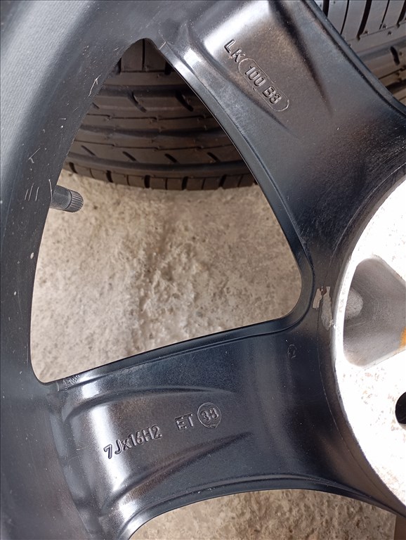  5x100 lyukosztású 16" használt Alutec alufelni, rajta 185/55 új Yokohama nyári gumi 5. kép