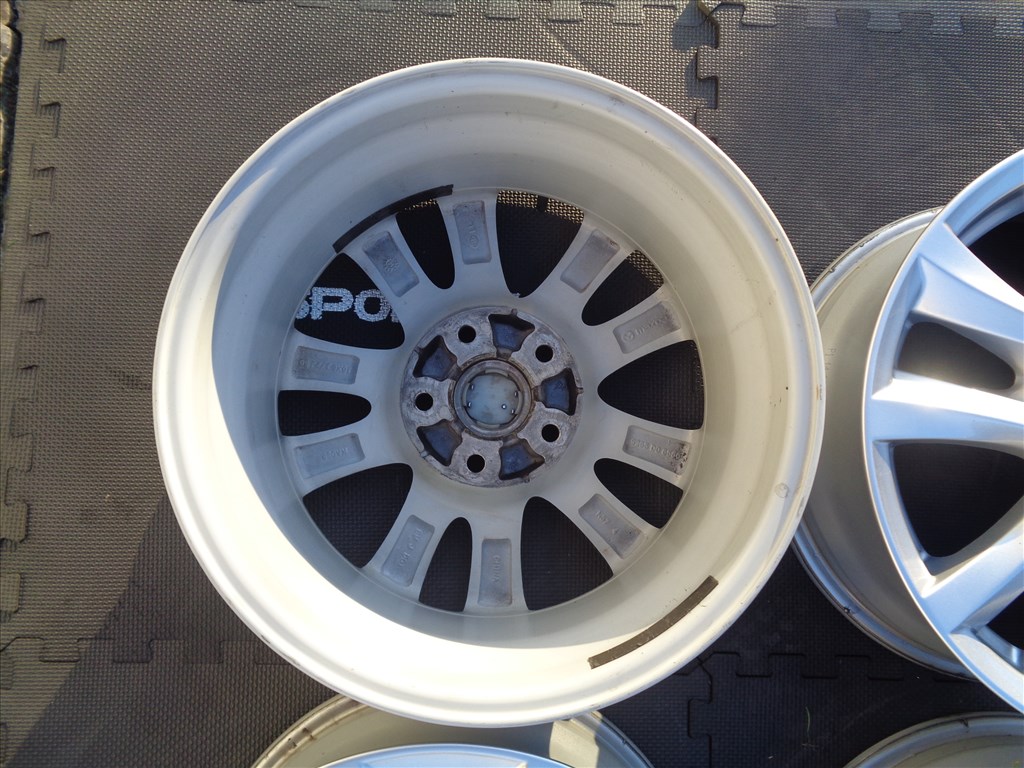 Mazda gyári alufelni 16-os, 5×114.3-as osztó szép állapotban eladó. 6. kép