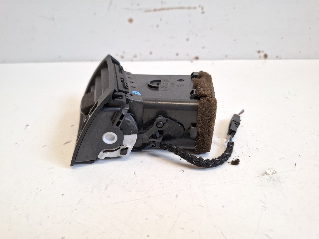 Audi A4 (8E B7) bal elsõ külsõ mûszerfal szellõzõ 8E0820901F 2. kép