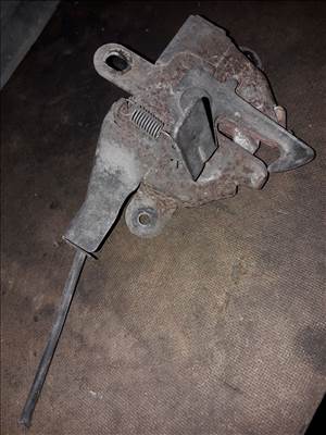 Toyota Hiace Motorháztető Zárszerkezet