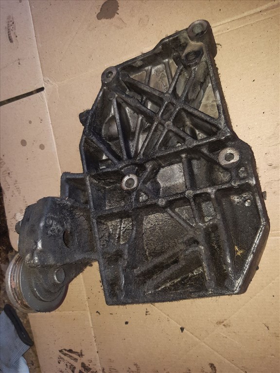 Volkswagen Passat B5 01-05 Generátor - Klíma Kompresszor Tartó Konzol 038 260 885 C 2. kép