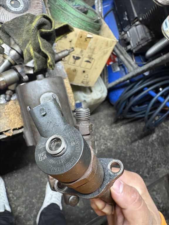 0445110239 Bosch porlasztó Ford, Peugeot, Citroen  16hdi 2. kép