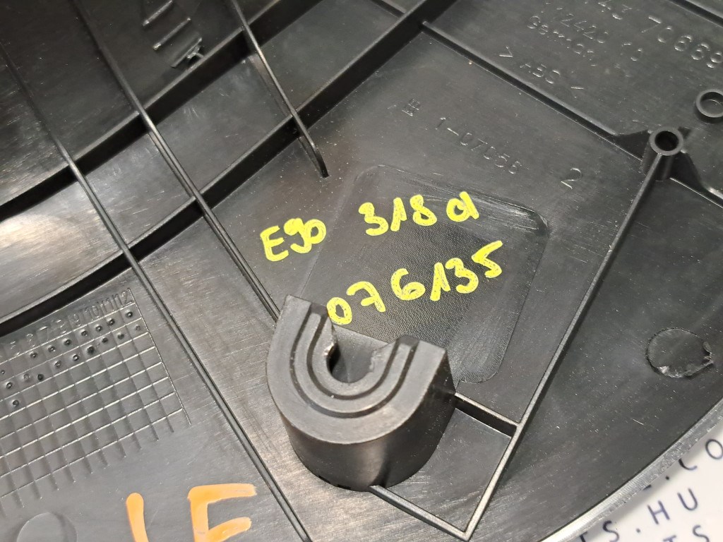 BMW E90 E91 E92 E93 jobb elsõ lábtér takaró burkolat 5. kép