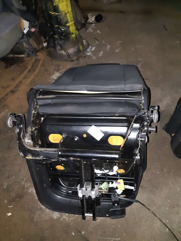 Volkswagen Passat B5 01-05 Bal Elsõ Ülés 3B0 881 105BA 3. kép