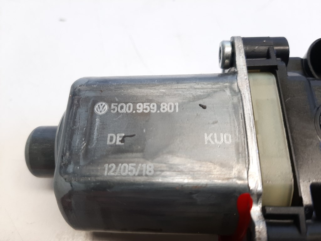 Audi A3 (8V) bal hátsó ablakemelõ motor 5Q0959801 0130822713 3. kép