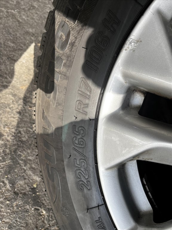  5x114.3 lyukosztású 17" használt alufelni, rajta 225/65 újszerű Riken téli gumi gumi  4. kép