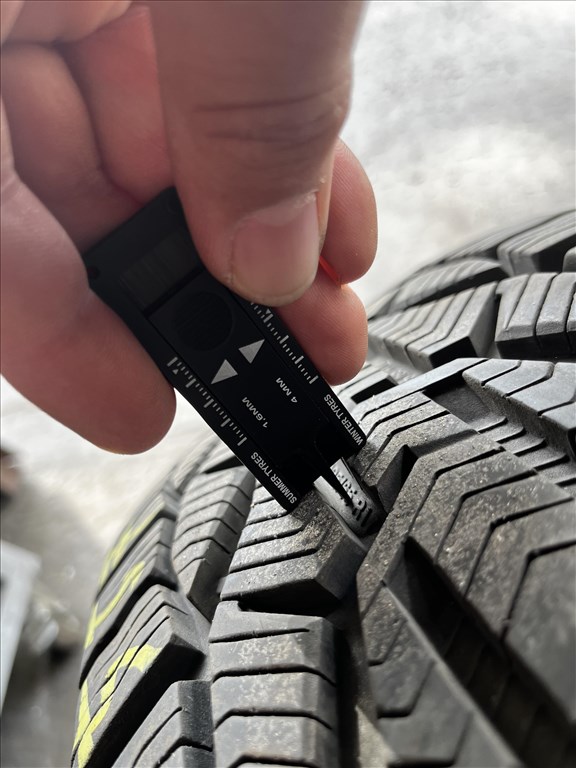  5x114.3 lyukosztású 17" használt alufelni, rajta 225/65 újszerű Riken téli gumi gumi  5. kép