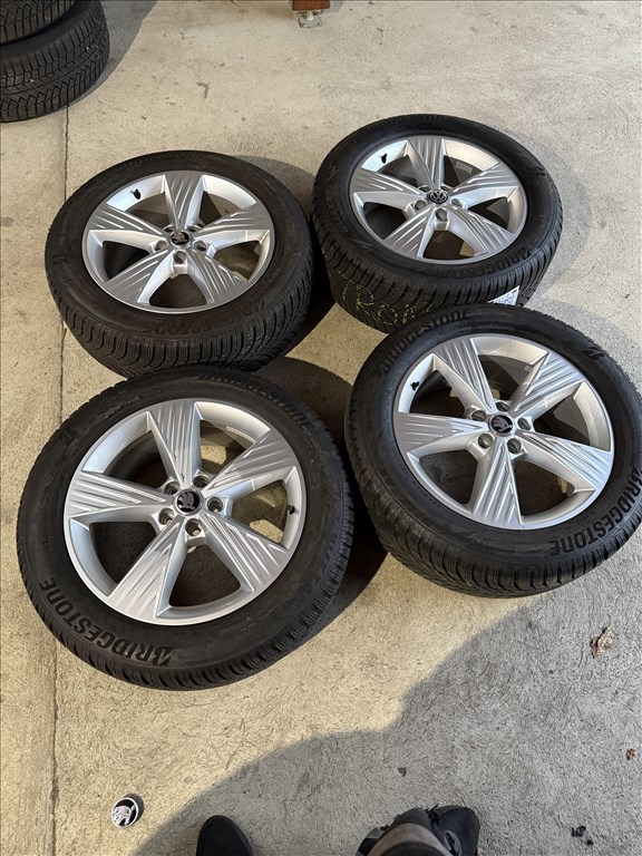  5x112 lyukosztású 19" új (gyári felni) alufelni, rajta újszerű Bridgestone téli gumi  3. kép
