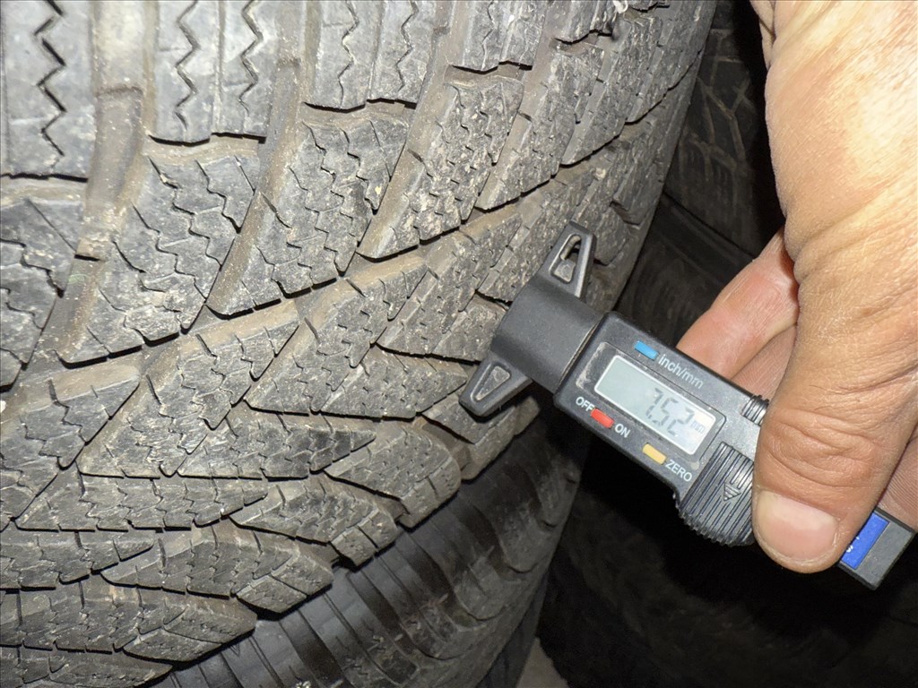  5x112 lyukosztású 19" új (gyári felni) alufelni, rajta újszerű Bridgestone téli gumi  7. kép