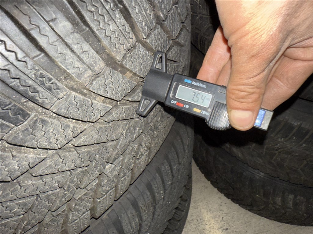  5x112 lyukosztású 19" új (gyári felni) alufelni, rajta újszerű Bridgestone téli gumi  8. kép