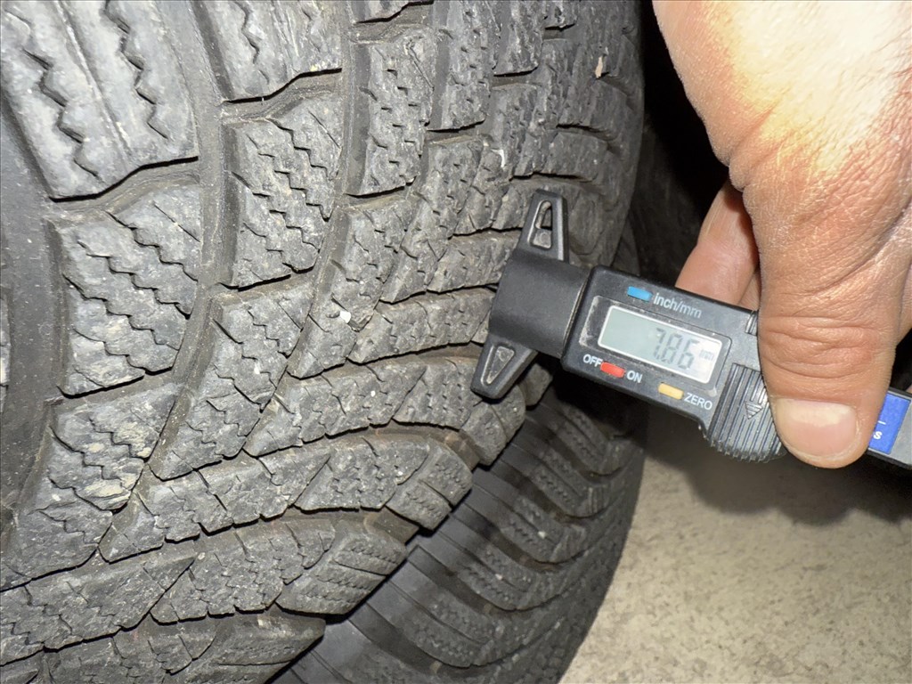  5x112 lyukosztású 19" új (gyári felni) alufelni, rajta újszerű Bridgestone téli gumi  9. kép