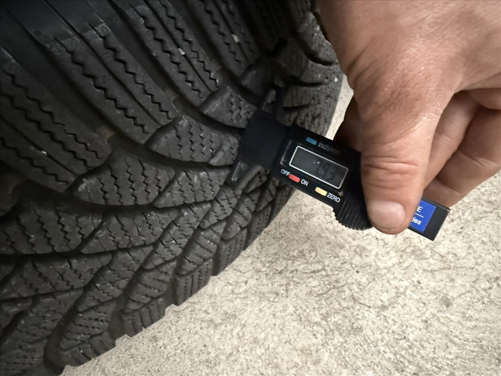  5x112 lyukosztású 19" új (gyári felni) alufelni, rajta újszerű Bridgestone téli gumi  10. kép