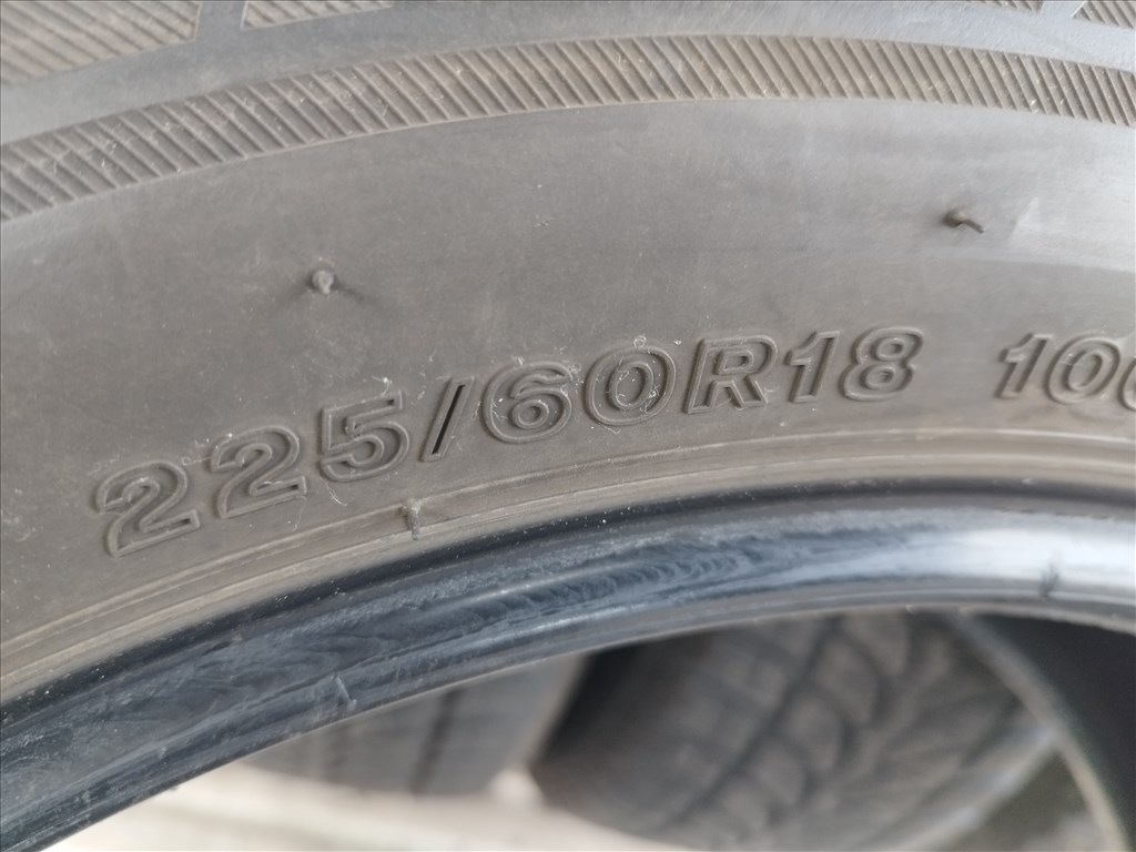  225 60 r18 Bridgestone Blizzak LM 80 téligumi garnitúra  8. kép