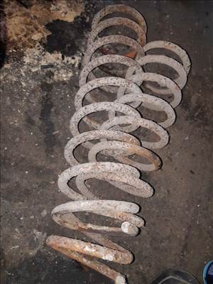 Lada Niva Hátsó Rugó Pár