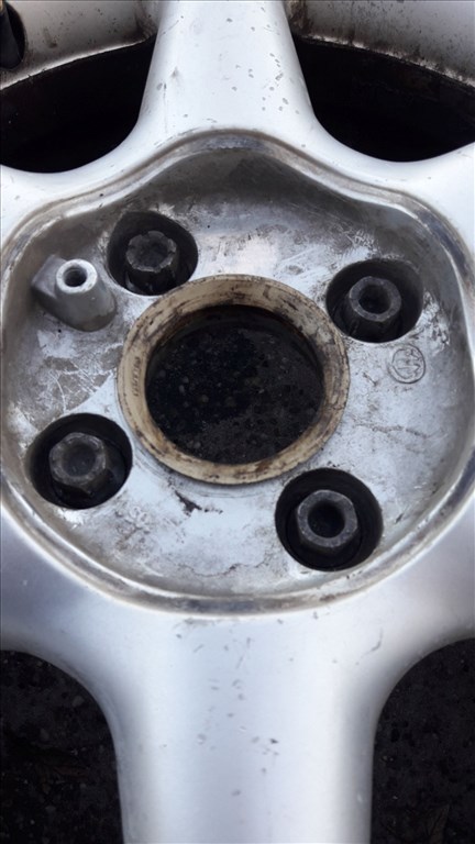 Audi 80 B4 92-95 <p>Felni méret: 15"</p><p>Felni szélesség: 7.0</p><p>Furatszám: 4</p><p>Osztókör: 108.0</p><p>ET szám: ET35</p><p>Agy Átmérõ: 64.0</p><p>Állapot: Normál</p><p>Érdeklõdéskor hivatkozzon erre: KIN-40056</p><p><b>kerékcsavarokkal, 64-rõl 57.1-re tehermentesítõvel</b></p><p>Bármire van szüksége hívjon bizalommal!<br>Kizárólag munkaidõben hétfõtõl - péntekig 8-12 13-16 óráig!<br>Alkatrészek széles választékban!<br>Hivatalos Regisztrált Autobontó Kecel!<br>Vásároljon Megbízható Helyrõl Beszerelési Garanciával Profiktól!</p> 55000 3. kép