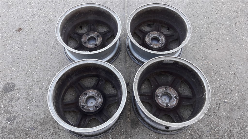Audi 80 B4 92-95 <p>Felni méret: 15"</p><p>Felni szélesség: 7.0</p><p>Furatszám: 4</p><p>Osztókör: 108.0</p><p>ET szám: ET35</p><p>Agy Átmérõ: 64.0</p><p>Állapot: Normál</p><p>Érdeklõdéskor hivatkozzon erre: KIN-40056</p><p><b>kerékcsavarokkal, 64-rõl 57.1-re tehermentesítõvel</b></p><p>Bármire van szüksége hívjon bizalommal!<br>Kizárólag munkaidõben hétfõtõl - péntekig 8-12 13-16 óráig!<br>Alkatrészek széles választékban!<br>Hivatalos Regisztrált Autobontó Kecel!<br>Vásároljon Megbízható Helyrõl Beszerelési Garanciával Profiktól!</p> 55000 4. kép