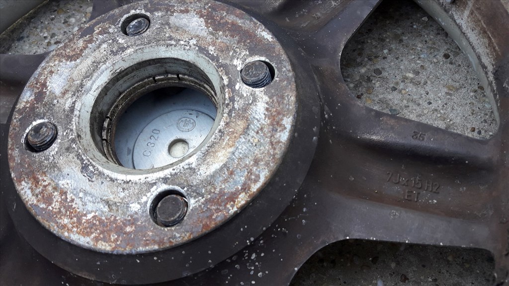 Audi 80 B4 92-95 <p>Felni méret: 15"</p><p>Felni szélesség: 7.0</p><p>Furatszám: 4</p><p>Osztókör: 108.0</p><p>ET szám: ET35</p><p>Agy Átmérõ: 64.0</p><p>Állapot: Normál</p><p>Érdeklõdéskor hivatkozzon erre: KIN-40056</p><p><b>kerékcsavarokkal, 64-rõl 57.1-re tehermentesítõvel</b></p><p>Bármire van szüksége hívjon bizalommal!<br>Kizárólag munkaidõben hétfõtõl - péntekig 8-12 13-16 óráig!<br>Alkatrészek széles választékban!<br>Hivatalos Regisztrált Autobontó Kecel!<br>Vásároljon Megbízható Helyrõl Beszerelési Garanciával Profiktól!</p> 55000 5. kép