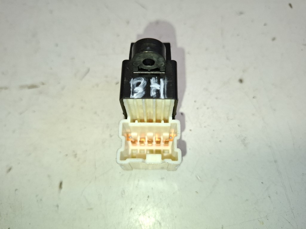 Suzuki Ignis bal hátsó ablakemelõ kapcsoló 3. kép