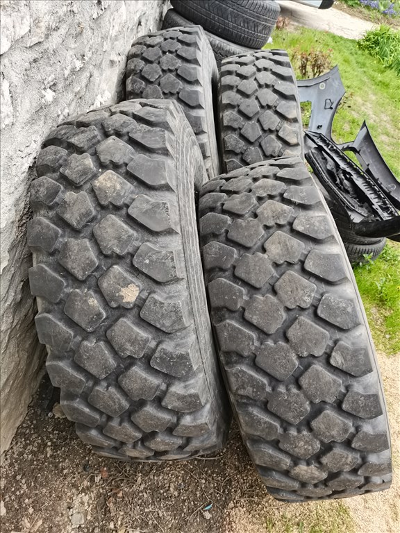 R0302 69 4db Mercedes Unimog Eltolt felnin Michelin xzl 395 85 r20 gumik      2. kép