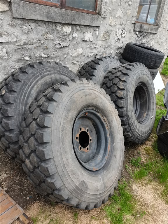 R0302 69 4db Mercedes Unimog Eltolt felnin Michelin xzl 395 85 r20 gumik      1. kép