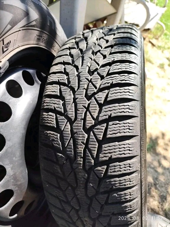 Használt (gyári felni) lemezfelni, rajta 195/65/r15 használt Nokian téli gumi gumi  1. kép