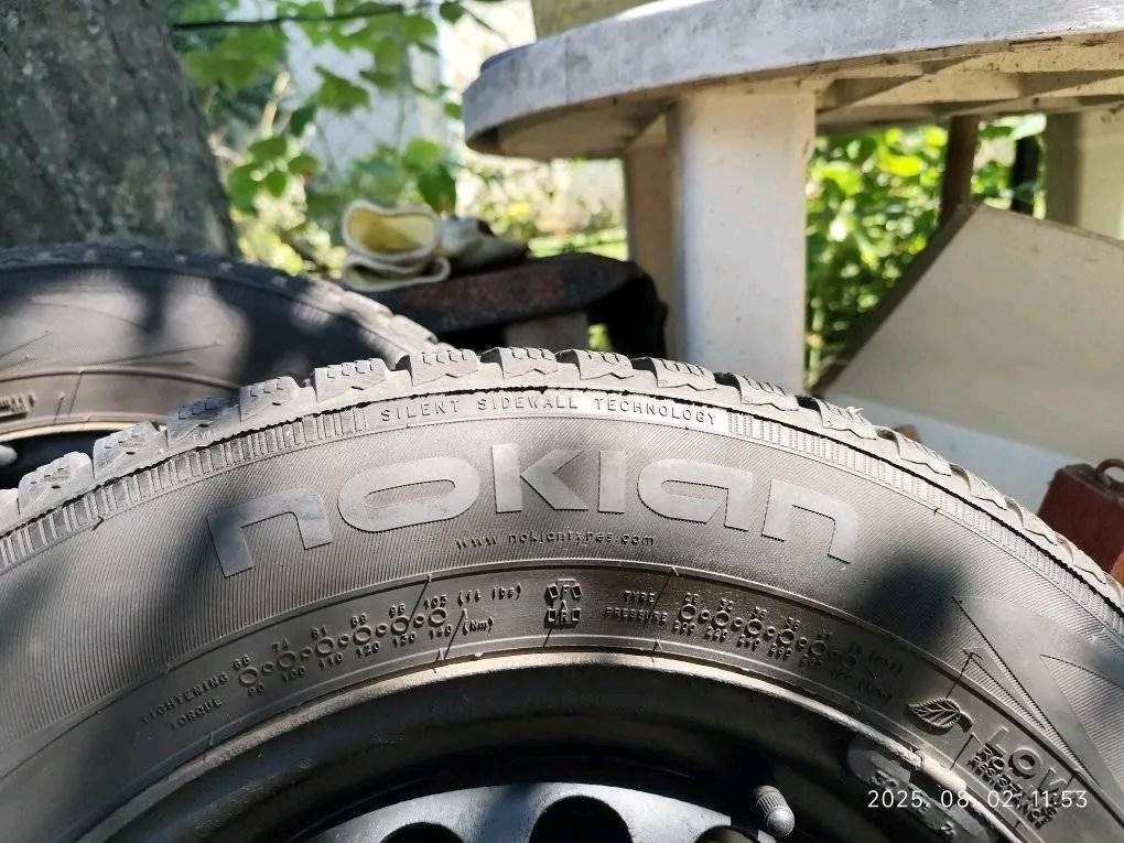 Használt (gyári felni) lemezfelni, rajta 195/65/r15 használt Nokian téli gumi gumi  3. kép