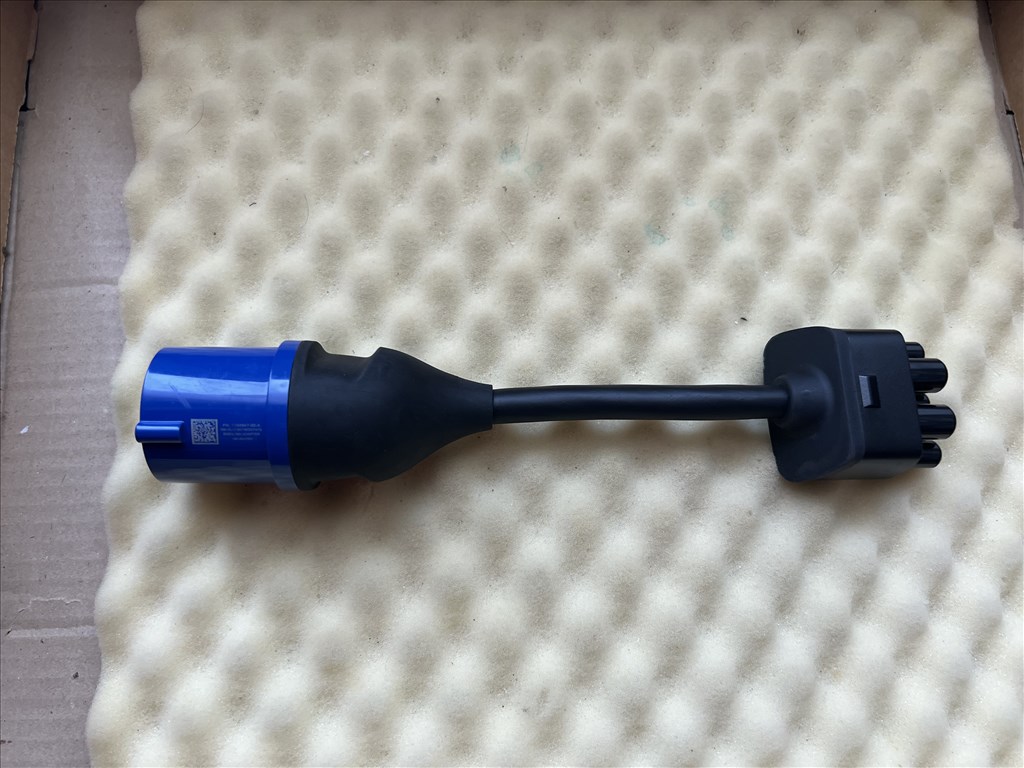 Tesla UMC2 töltőhöz való kék adapter 16A Blauer Adapter - 16A 23.000Ft 1. kép
