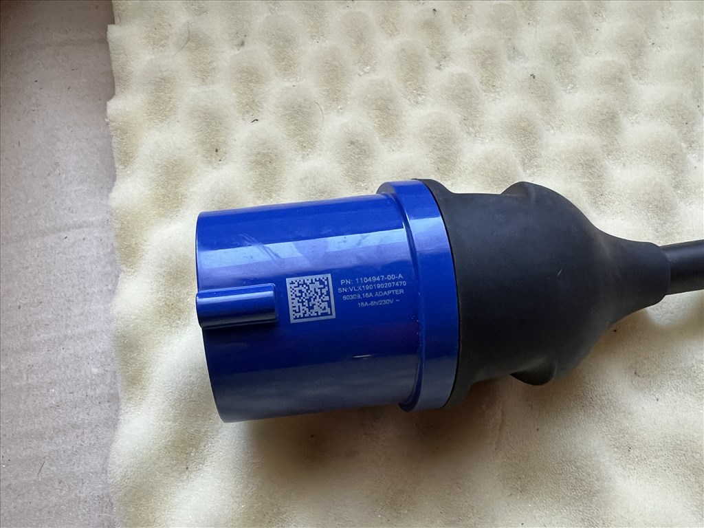 Tesla UMC2 töltőhöz való kék adapter 16A Blauer Adapter - 16A 23.000Ft 2. kép
