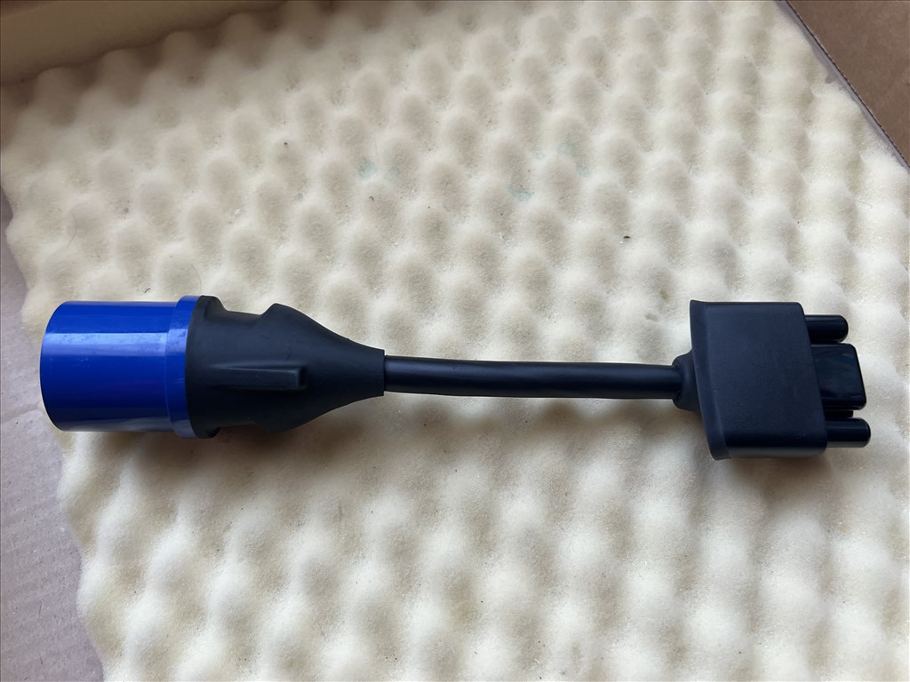 Tesla UMC2 töltőhöz való kék adapter 16A Blauer Adapter - 16A 23.000Ft 3. kép