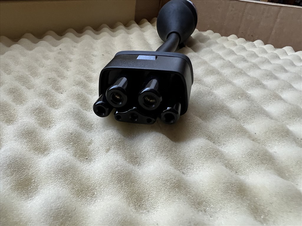 Tesla UMC2 töltőhöz való kék adapter 16A Blauer Adapter - 16A 23.000Ft 4. kép