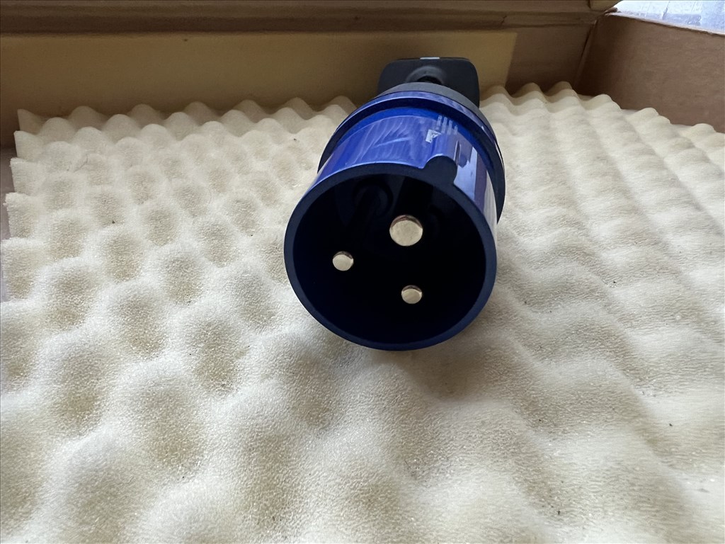 Tesla UMC2 töltőhöz való kék adapter 16A Blauer Adapter - 16A 23.000Ft 5. kép