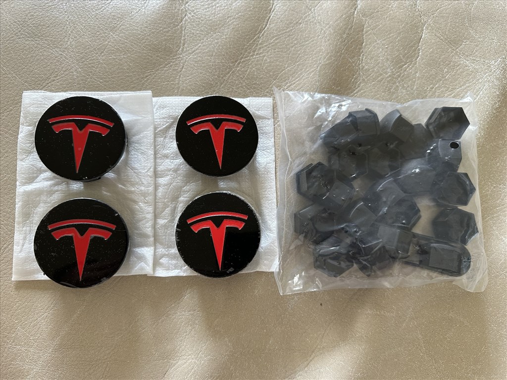 Tesla Model 3 felnikupak Tesla Model Y felnikupak Model 3 felniközép fekete-piros 1. kép