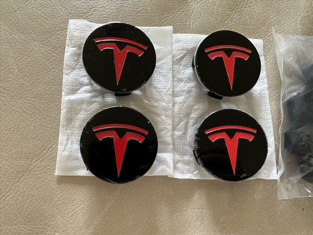 Tesla Model 3 felnikupak Tesla Model Y felnikupak Model 3 felniközép fekete-piros 2. kép