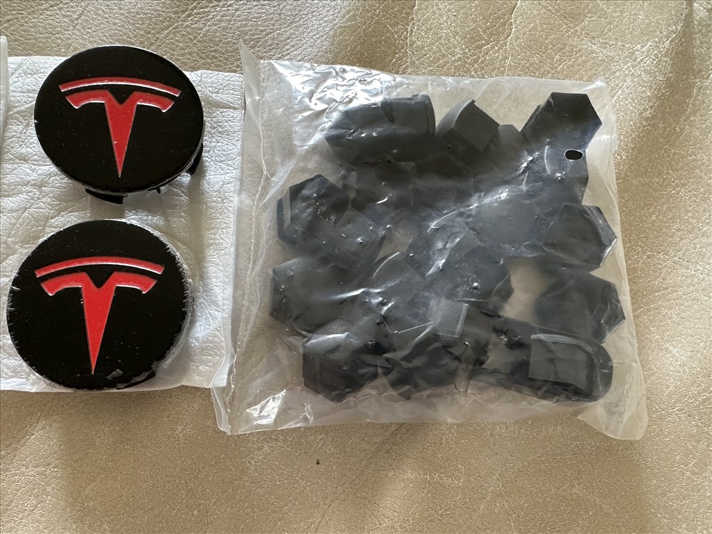 Tesla Model 3 felnikupak Tesla Model Y felnikupak Model 3 felniközép fekete-piros 3. kép