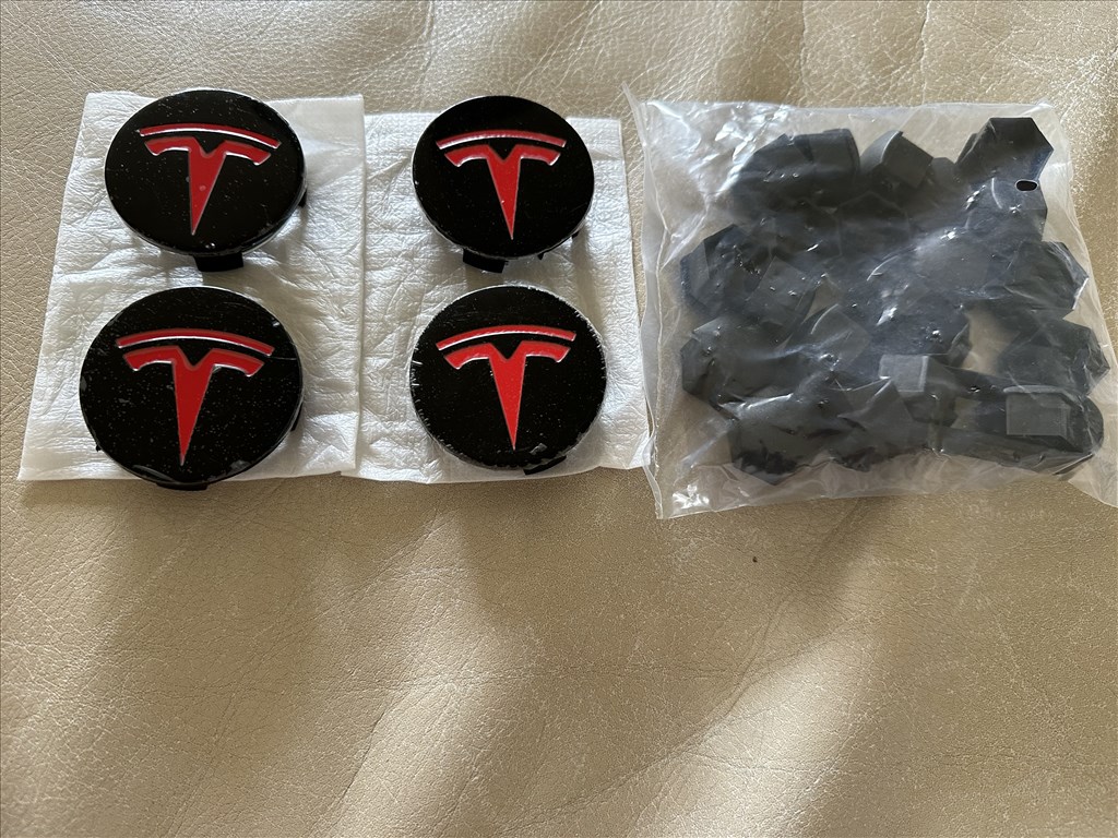 Tesla Model 3 felnikupak Tesla Model Y felnikupak Model 3 felniközép fekete-piros 4. kép