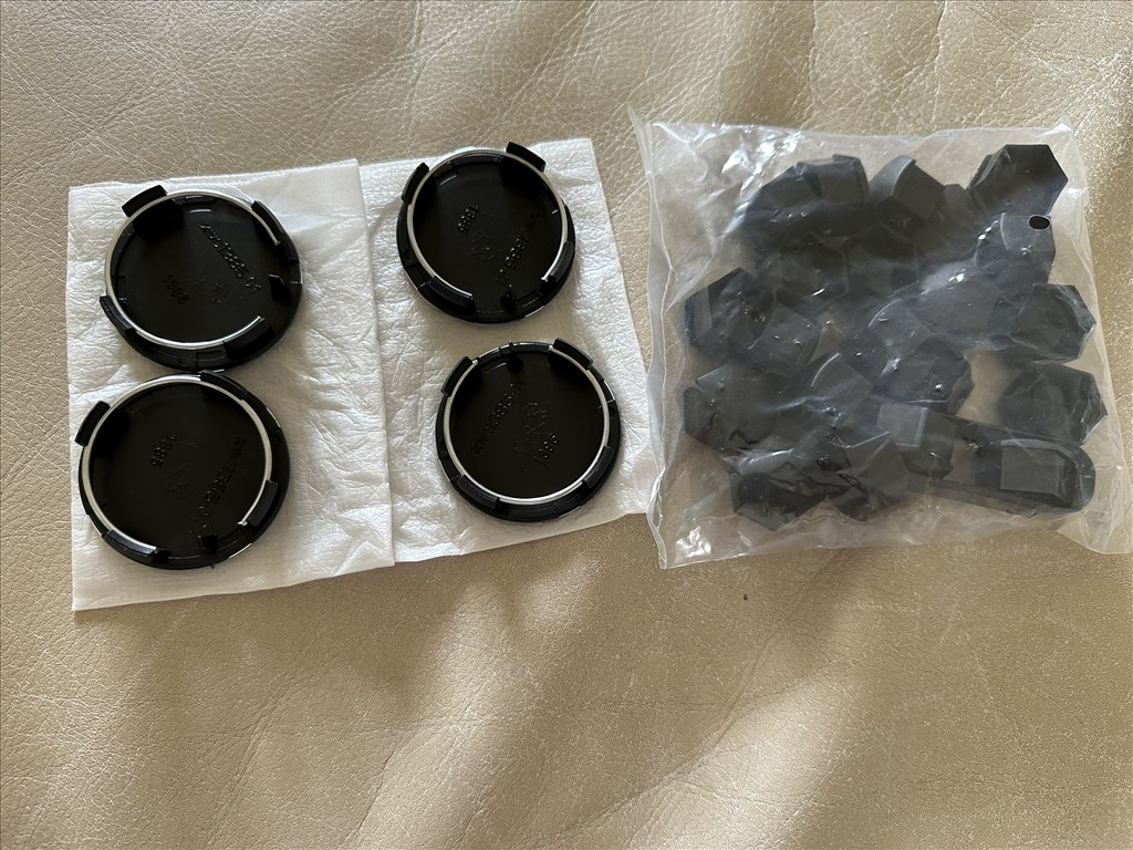 Tesla Model 3 felnikupak Tesla Model Y felnikupak Model 3 felniközép fekete-piros 5. kép