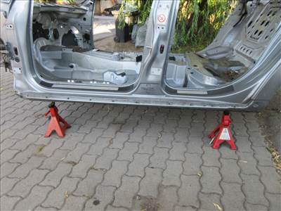 Audi A4 (8E B7) bal küszöb