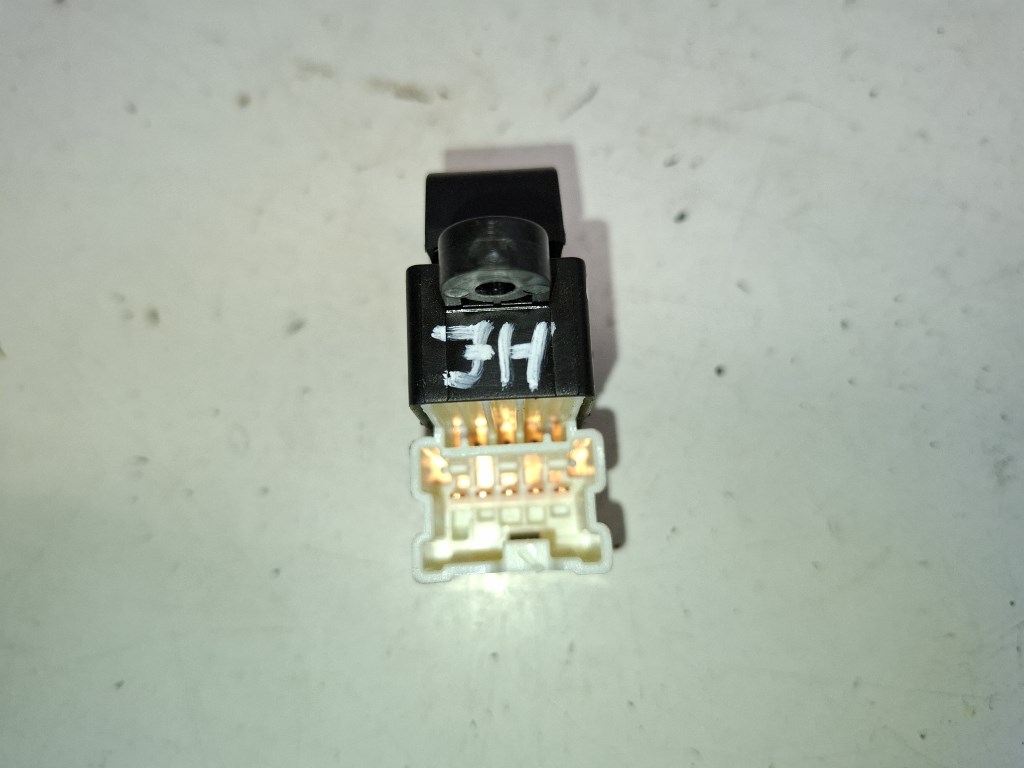 Suzuki Ignis jobb hátsó ablakemelõ kapcsoló 3. kép