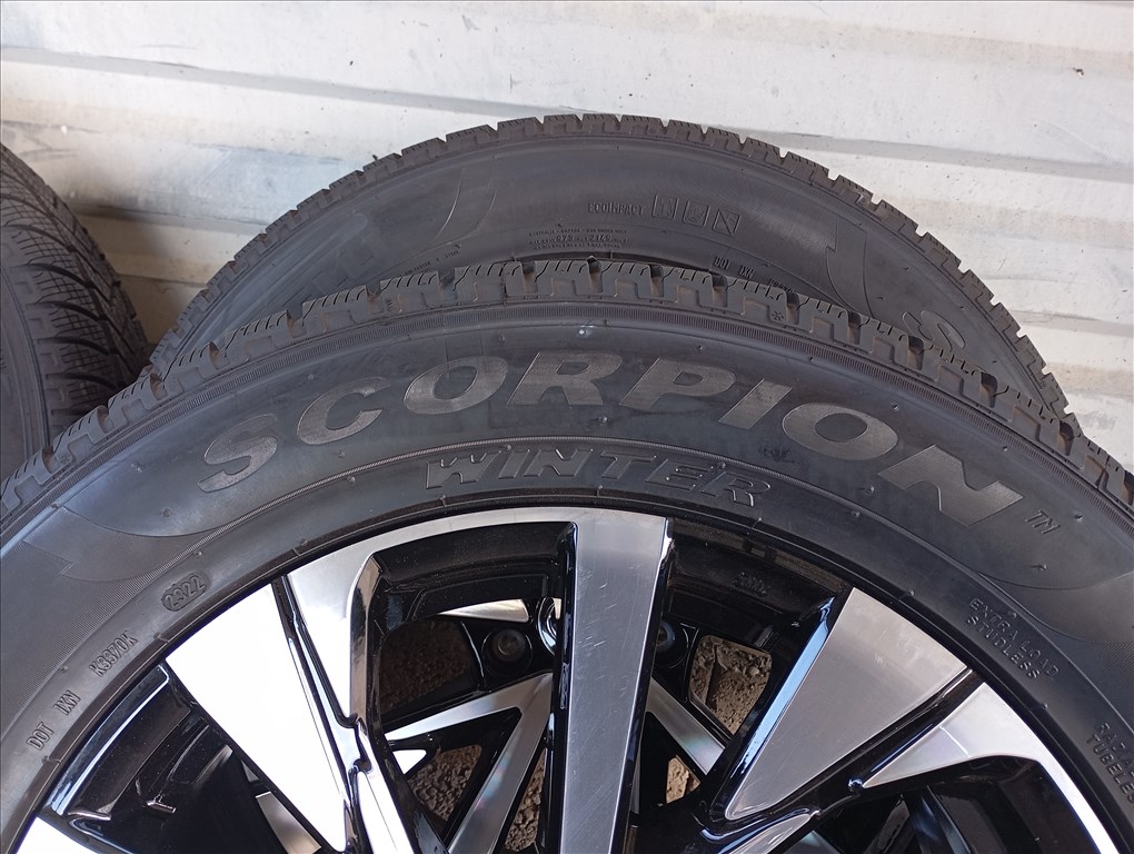 Új gyári Lexus alufelni 5x114,3 7,5x18 ET35 kf: 60,1 mm új Pirelli Scorpion Winter 235/60 R18 8. kép
