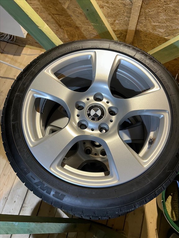 5x120 lyukosztású 17" újszerű (gyári felni) alufelni, rajta 225/45 újszerű Radar téli gumi gumi  1. kép