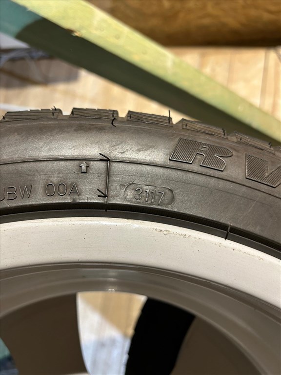  5x120 lyukosztású 17" újszerű (gyári felni) alufelni, rajta 225/45 újszerű Radar téli gumi gumi  5. kép